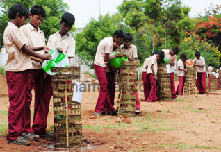 பசுமைப் பள்ளி : கைகோர்க்கும் மாணவர்கள் : கை கொடுக்கும் ஆசிரியர்கள்